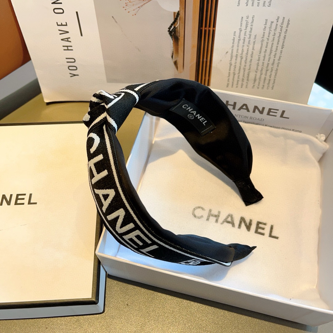 配包装
CHANEL（香奈儿）最新款小香发箍，香奶奶头箍，复古头箍，网红爆款推荐 超精致，时尚百搭！