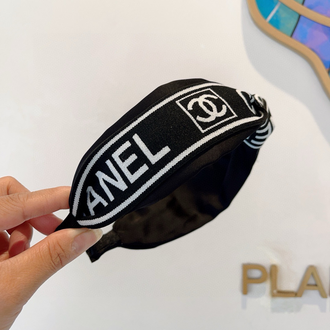 配包装
CHANEL（香奈儿）最新款小香发箍，香奶奶头箍，复古头箍，网红爆款推荐 超精致，时尚百搭！
