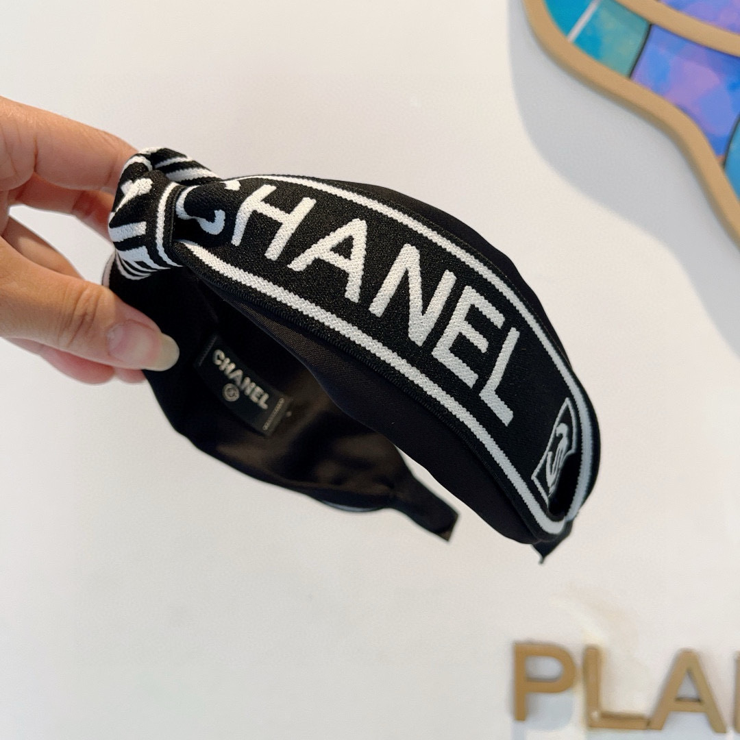 配包装
CHANEL（香奈儿）最新款小香发箍，香奶奶头箍，复古头箍，网红爆款推荐 超精致，时尚百搭！