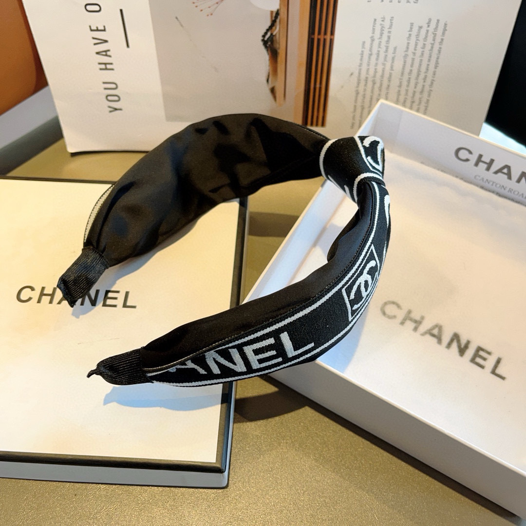 配包装
CHANEL（香奈儿）最新款小香发箍，香奶奶头箍，复古头箍，网红爆款推荐 超精致，时尚百搭！