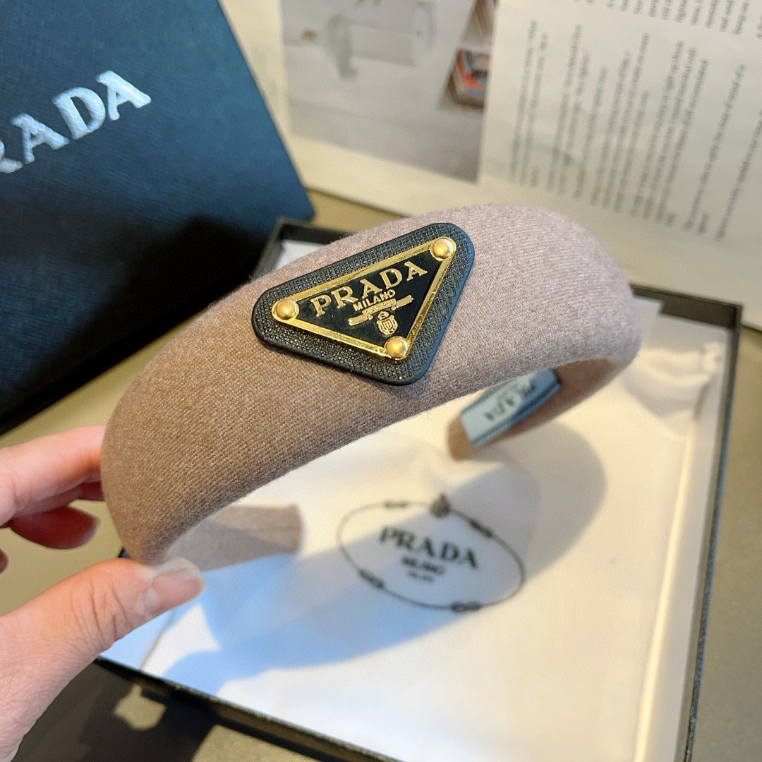 配包装
PRADA （普拉达） 秋冬新款毛呢潮流字母发箍。气质女神必备单品，非常百搭，时尚潮流， 戴上它