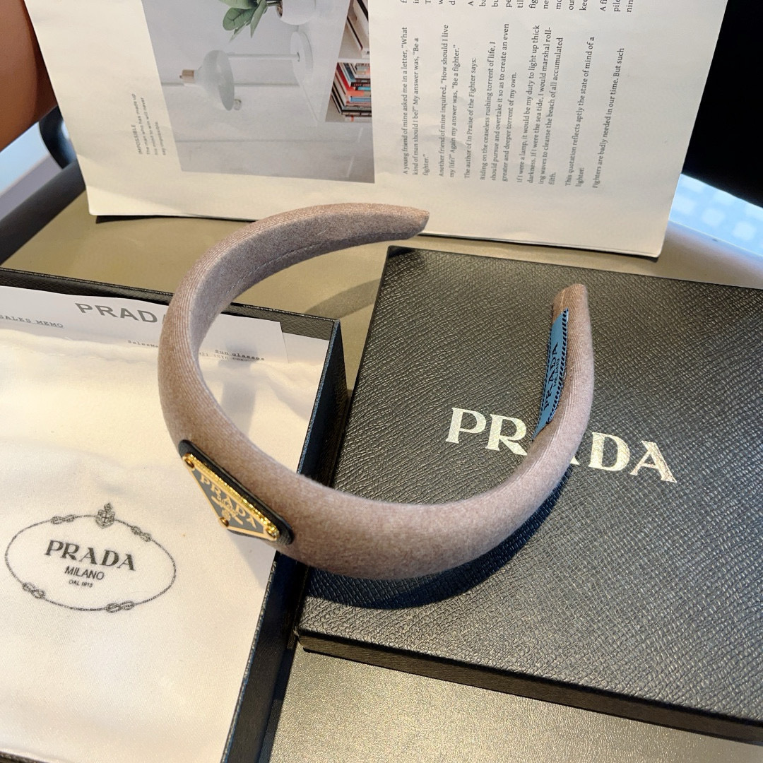 配包装
PRADA （普拉达） 秋冬新款毛呢潮流字母发箍。气质女神必备单品，非常百搭，时尚潮流， 戴上它