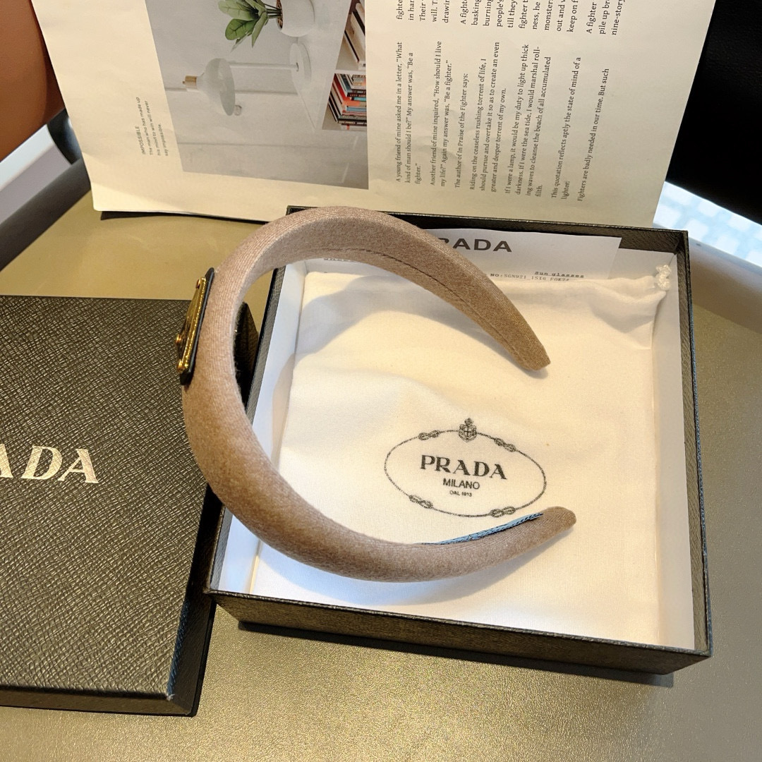 配包装
PRADA （普拉达） 秋冬新款毛呢潮流字母发箍。气质女神必备单品，非常百搭，时尚潮流， 戴上它
