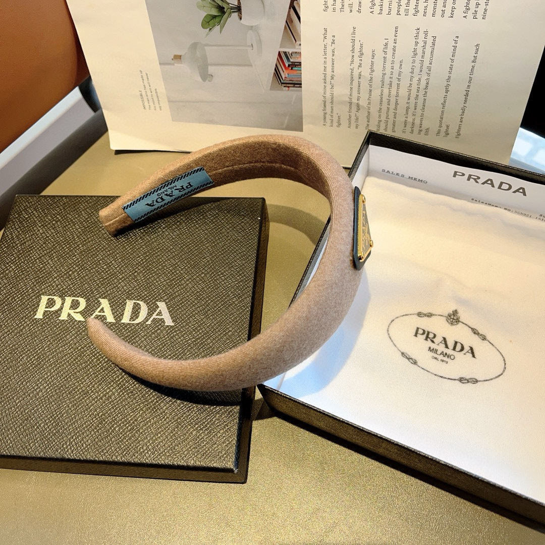 配包装
PRADA （普拉达） 秋冬新款毛呢潮流字母发箍。气质女神必备单品，非常百搭，时尚潮流， 戴上它