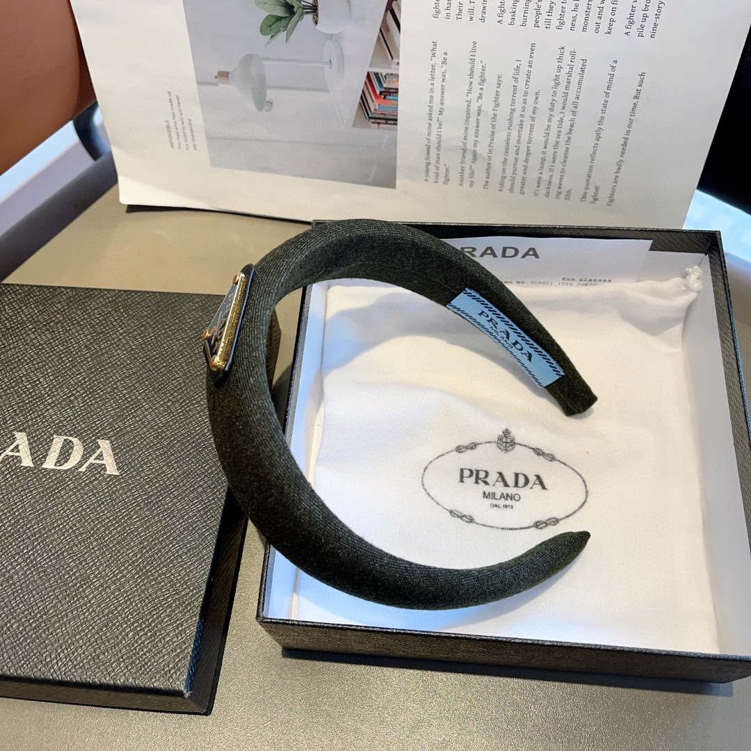 配包装
PRADA （普拉达） 秋冬新款毛呢潮流字母发箍。气质女神必备单品，非常百搭，时尚潮流， 戴上它