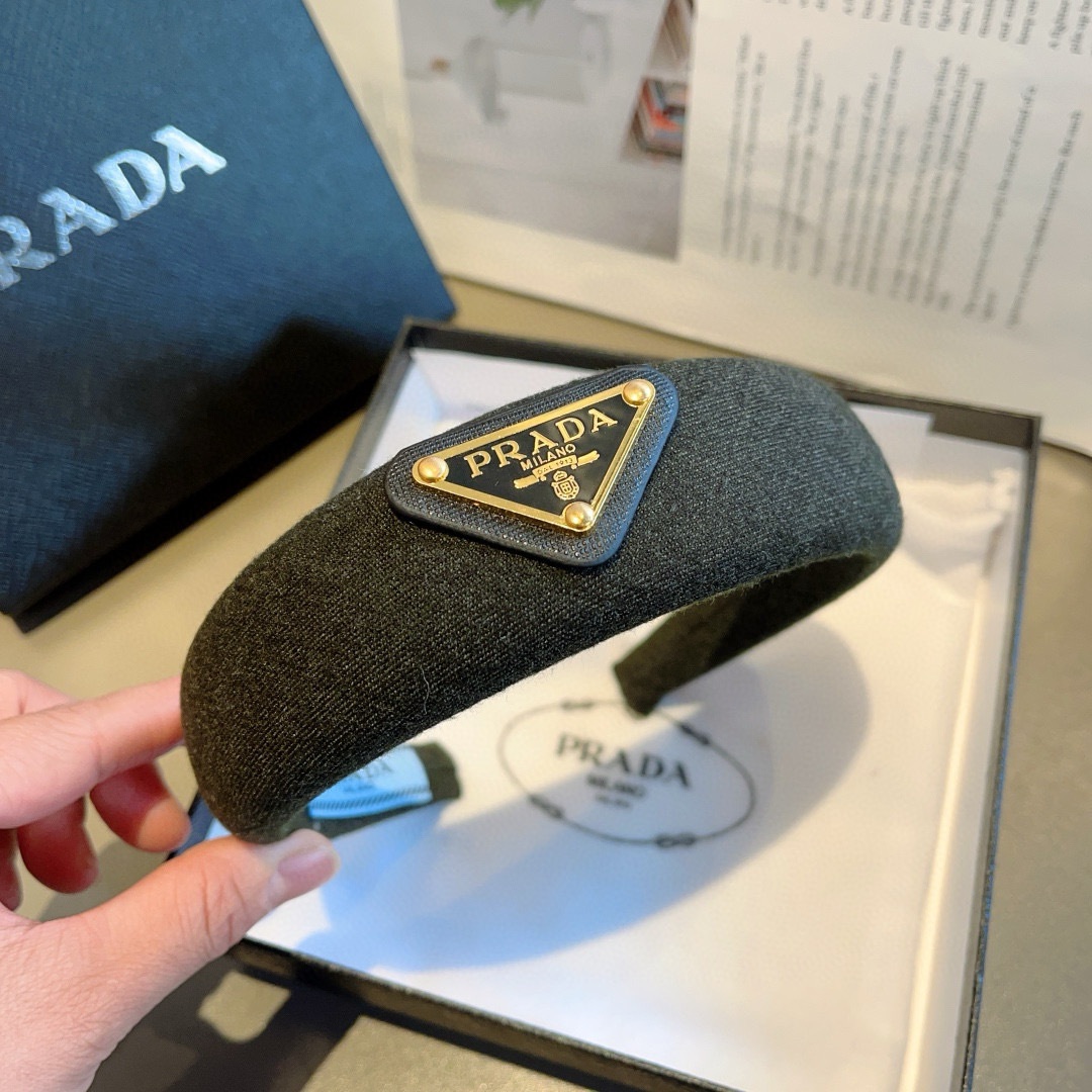 配包装
PRADA （普拉达） 秋冬新款毛呢潮流字母发箍。气质女神必备单品，非常百搭，时尚潮流， 戴上它