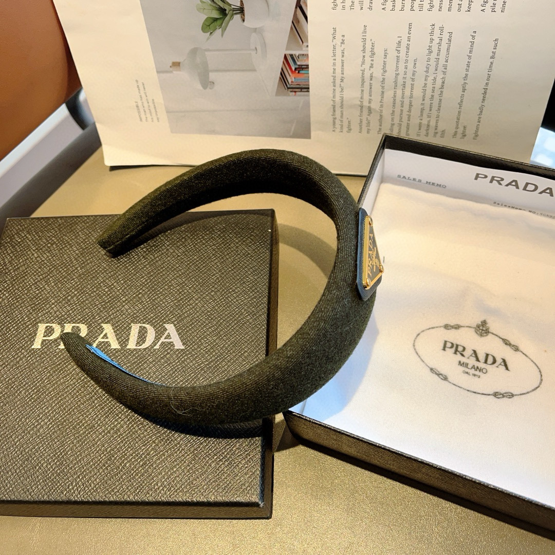 配包装
PRADA （普拉达） 秋冬新款毛呢潮流字母发箍。气质女神必备单品，非常百搭，时尚潮流， 戴上它