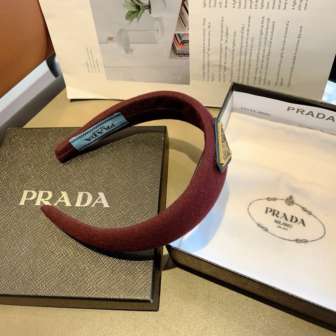配包装
PRADA （普拉达） 秋冬新款毛呢潮流字母发箍。气质女神必备单品，非常百搭，时尚潮流， 戴上它