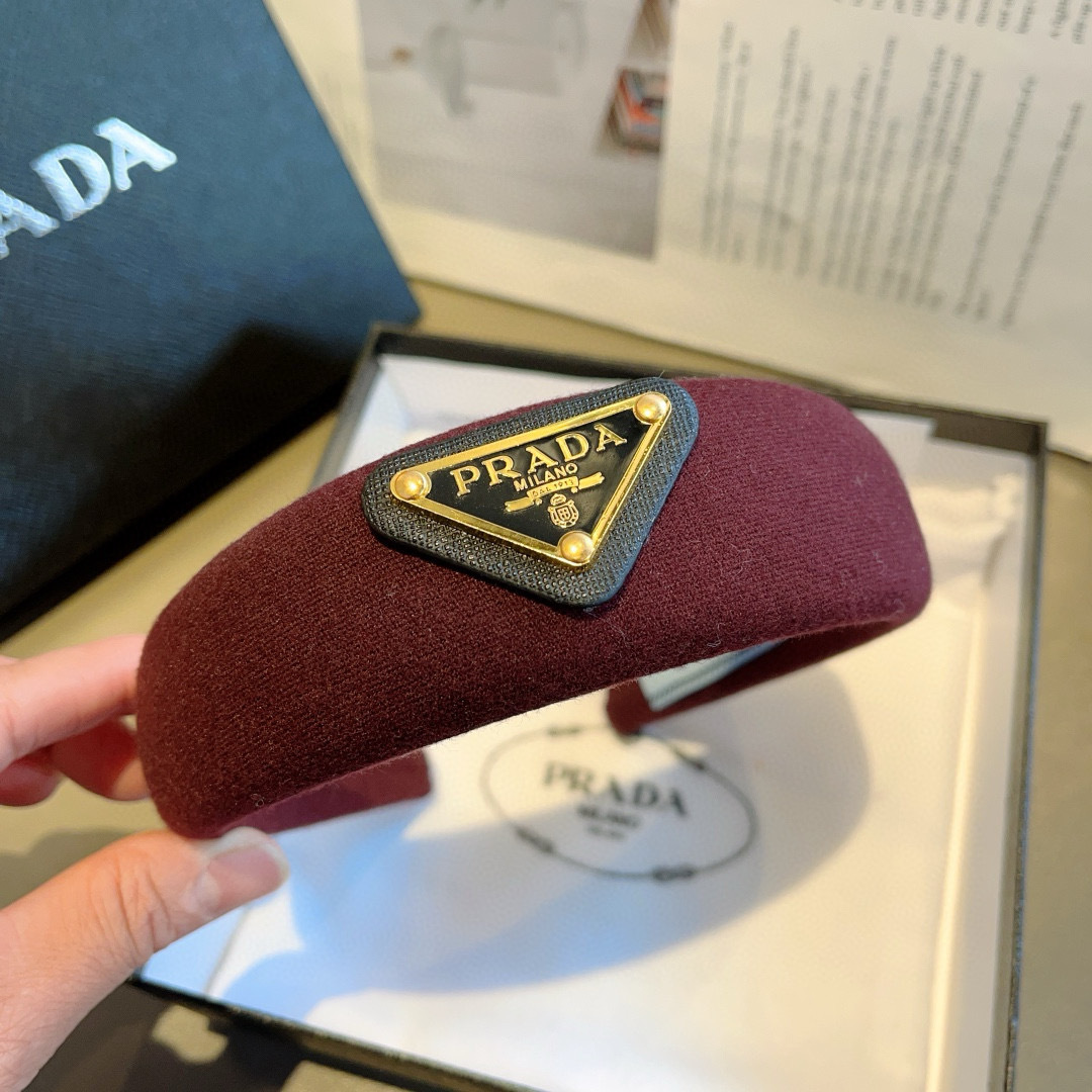 配包装
PRADA （普拉达） 秋冬新款毛呢潮流字母发箍。气质女神必备单品，非常百搭，时尚潮流， 戴上它