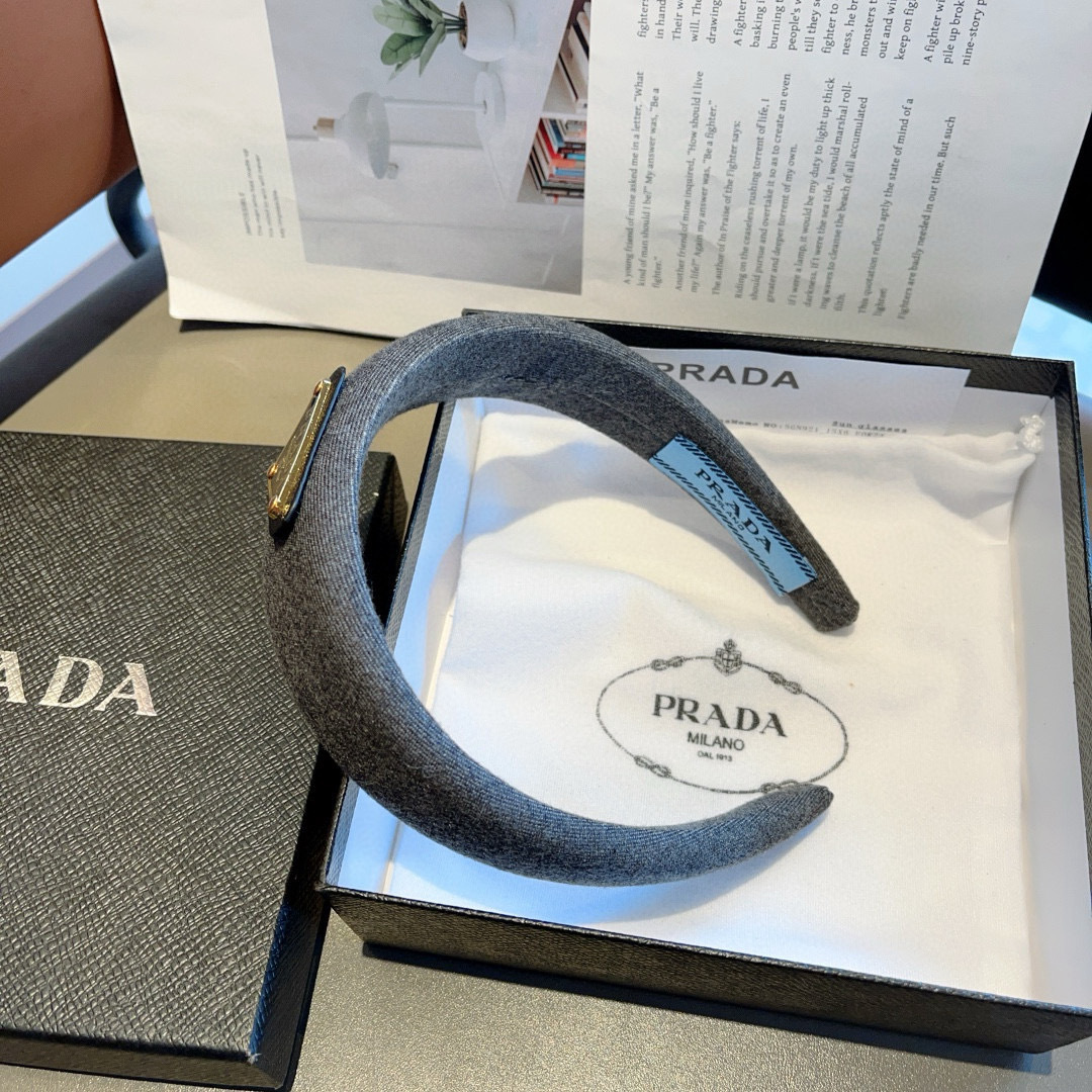 配包装
PRADA （普拉达） 秋冬新款毛呢潮流字母发箍。气质女神必备单品，非常百搭，时尚潮流， 戴上它