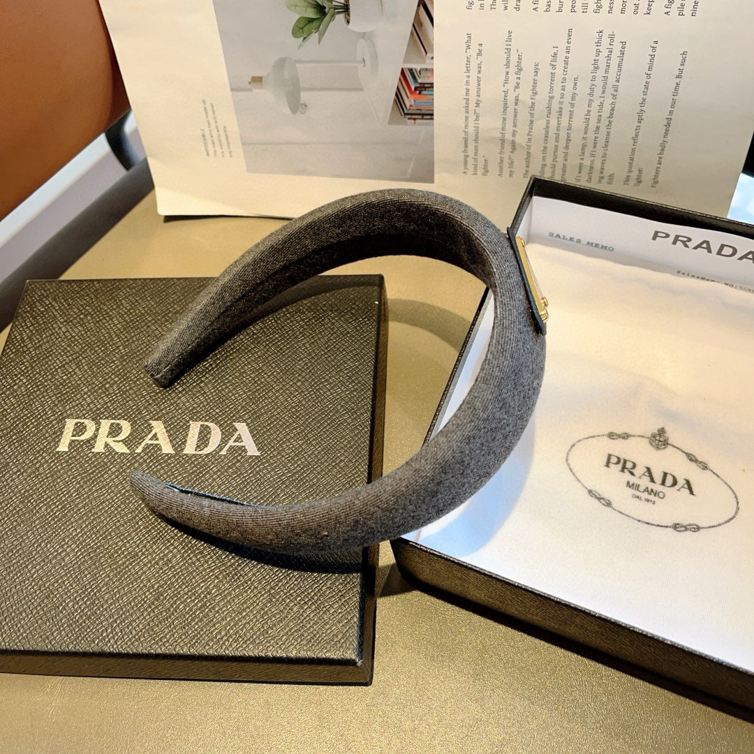 配包装
PRADA （普拉达） 秋冬新款毛呢潮流字母发箍。气质女神必备单品，非常百搭，时尚潮流， 戴上它