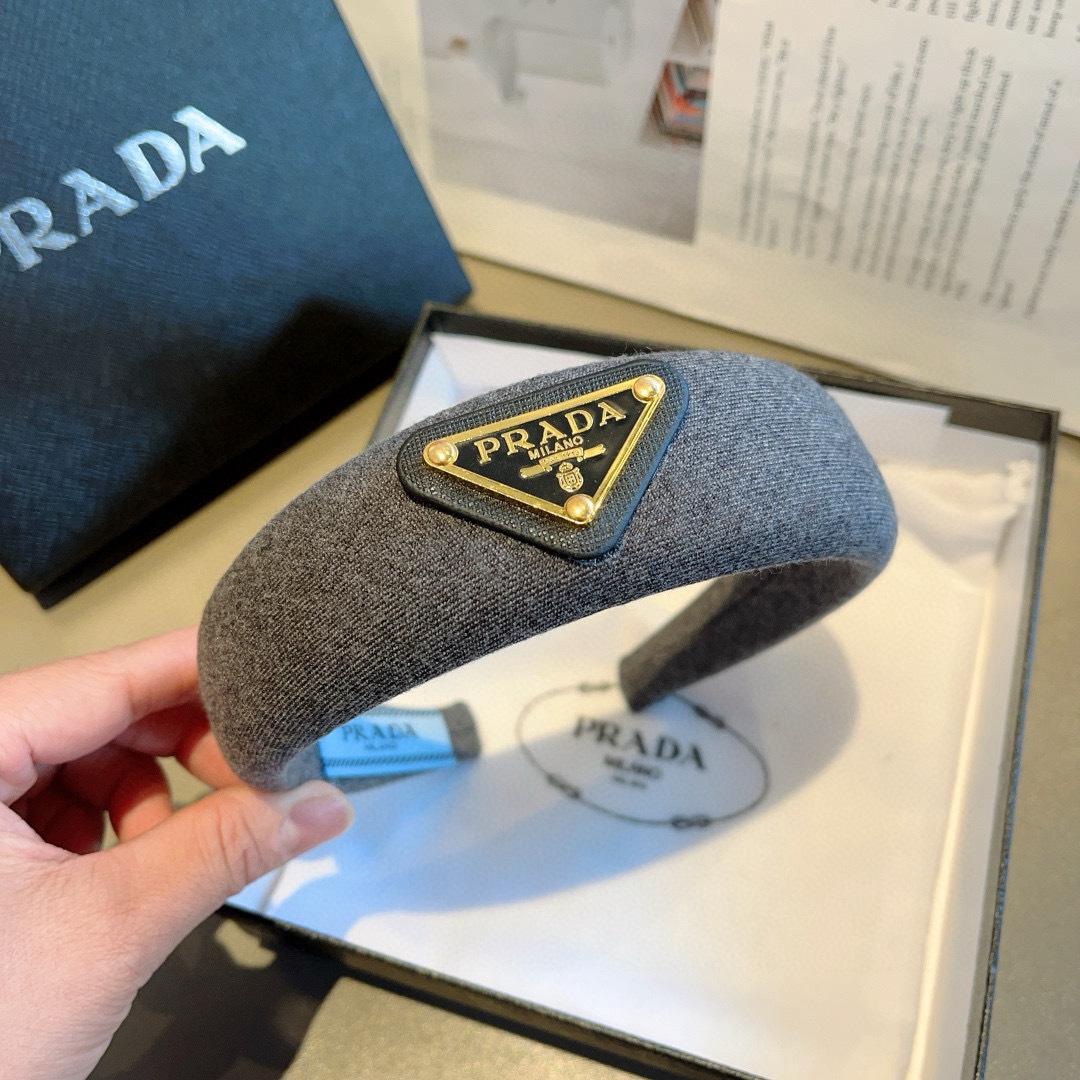 配包装
PRADA （普拉达） 秋冬新款毛呢潮流字母发箍。气质女神必备单品，非常百搭，时尚潮流， 戴上它