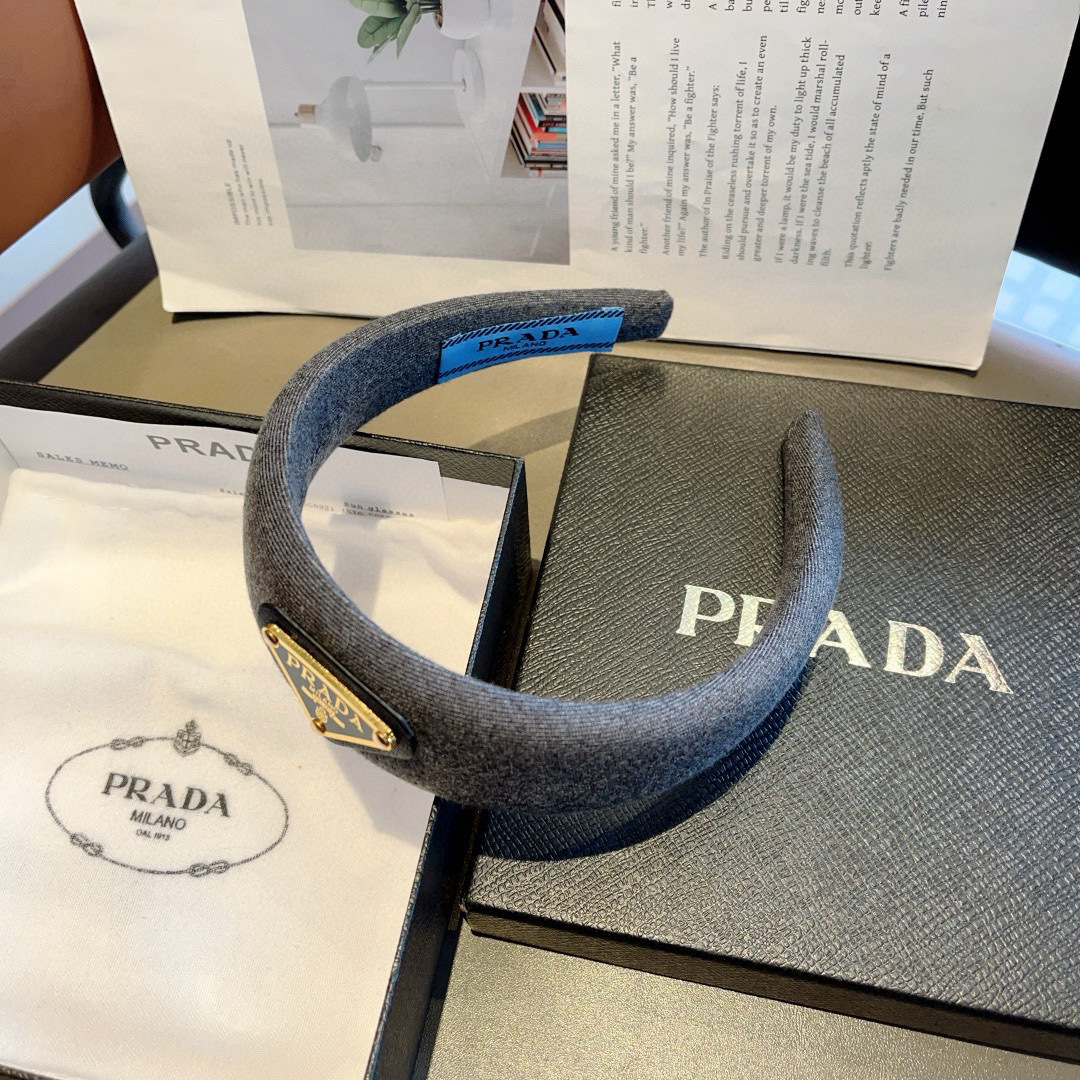 配包装
PRADA （普拉达） 秋冬新款毛呢潮流字母发箍。气质女神必备单品，非常百搭，时尚潮流， 戴上它