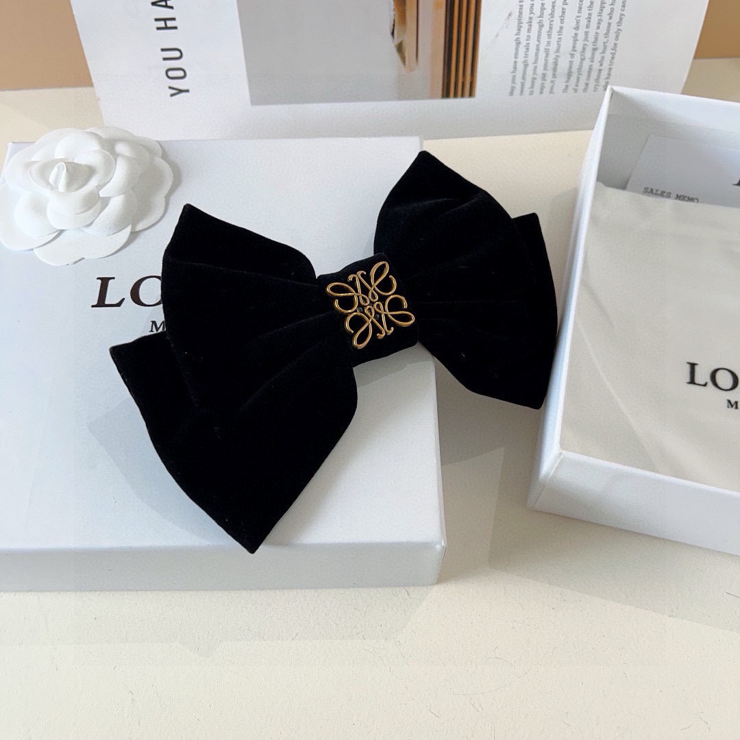 配包装
LOEWE 罗意威 新款植绒发夹，经典字母大蝴蝶结弹簧夹， 超精致，转图必爆哈！专柜出货