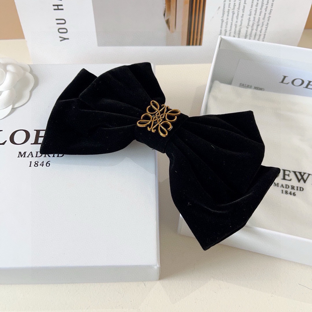 配包装
LOEWE 罗意威 新款植绒发夹，经典字母大蝴蝶结弹簧夹， 超精致，转图必爆哈！专柜出货