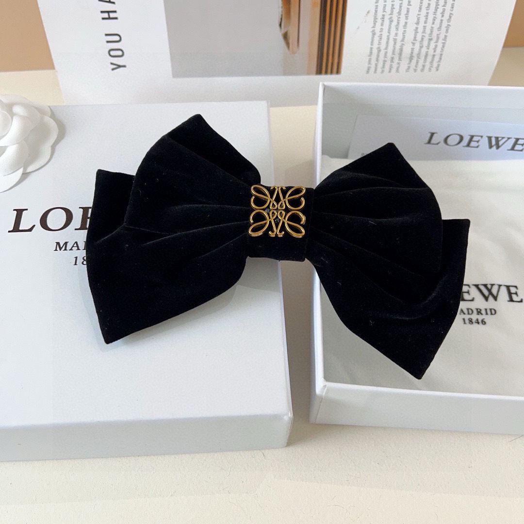 配包装
LOEWE 罗意威 新款植绒发夹，经典字母大蝴蝶结弹簧夹， 超精致，转图必爆哈！专柜出货