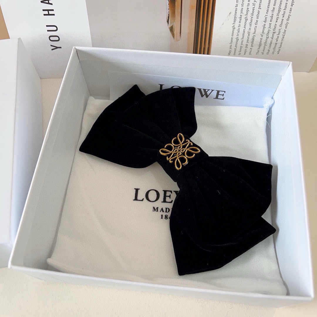 配包装
LOEWE 罗意威 新款植绒发夹，经典字母大蝴蝶结弹簧夹， 超精致，转图必爆哈！专柜出货