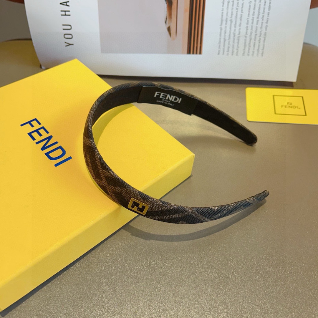 配包装
FENDI 芬迪 火爆新款发箍，复古头箍，简约百搭，潮女必备品，超级的高大上！