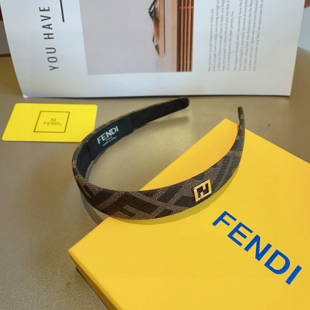 配包装
FENDI 芬迪 火爆新款发箍，复古头箍，简约百搭，潮女必备品，超级的高大上！