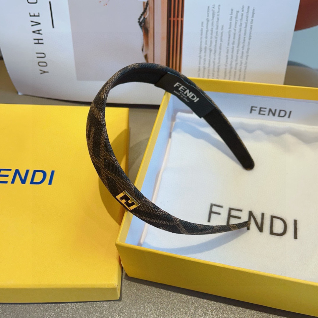 配包装
FENDI 芬迪 火爆新款发箍，复古头箍，简约百搭，潮女必备品，超级的高大上！