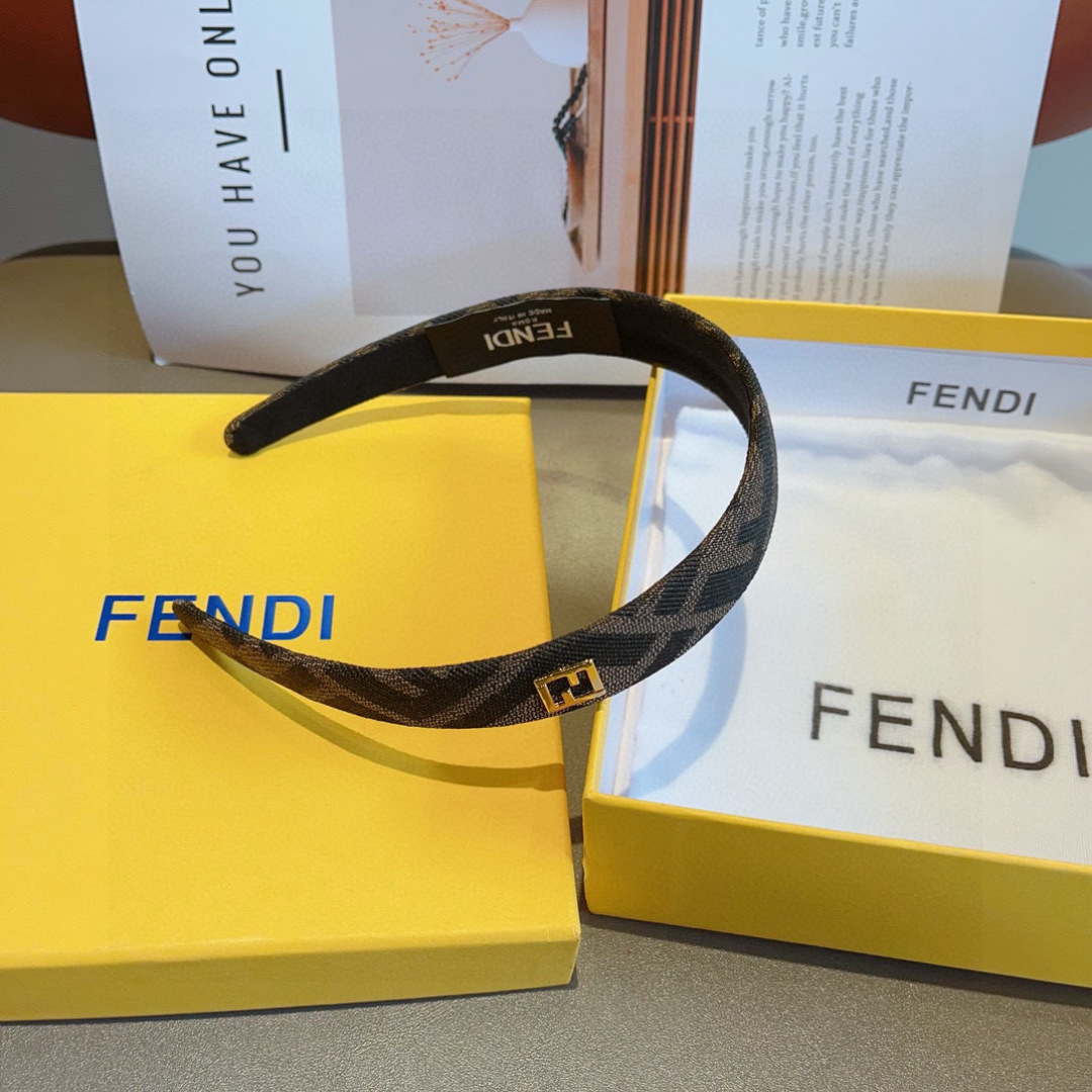 配包装
FENDI 芬迪 火爆新款发箍，复古头箍，简约百搭，潮女必备品，超级的高大上！