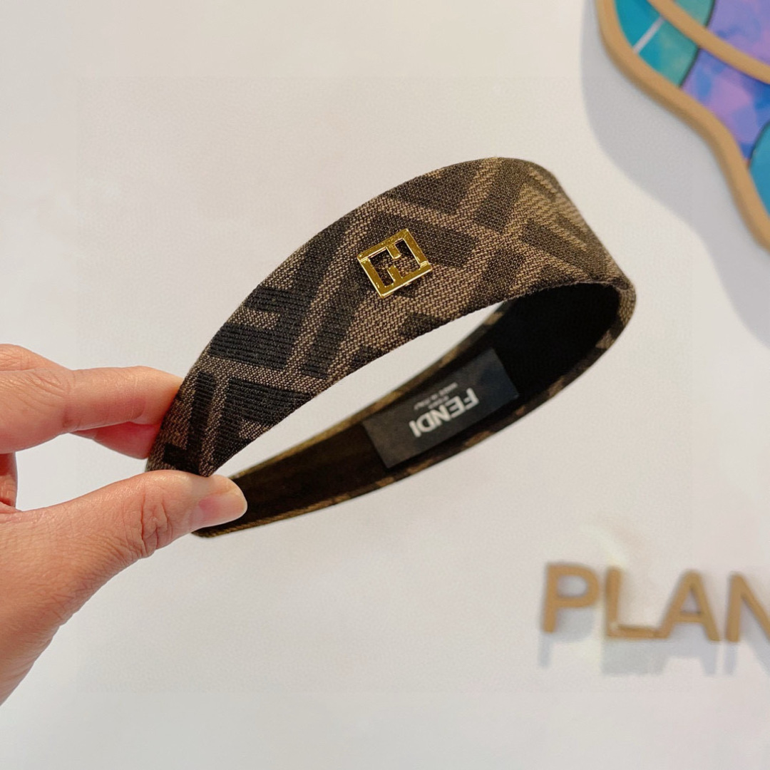 配包装
FENDI 芬迪 火爆新款发箍，复古头箍，简约百搭，潮女必备品，超级的高大上！