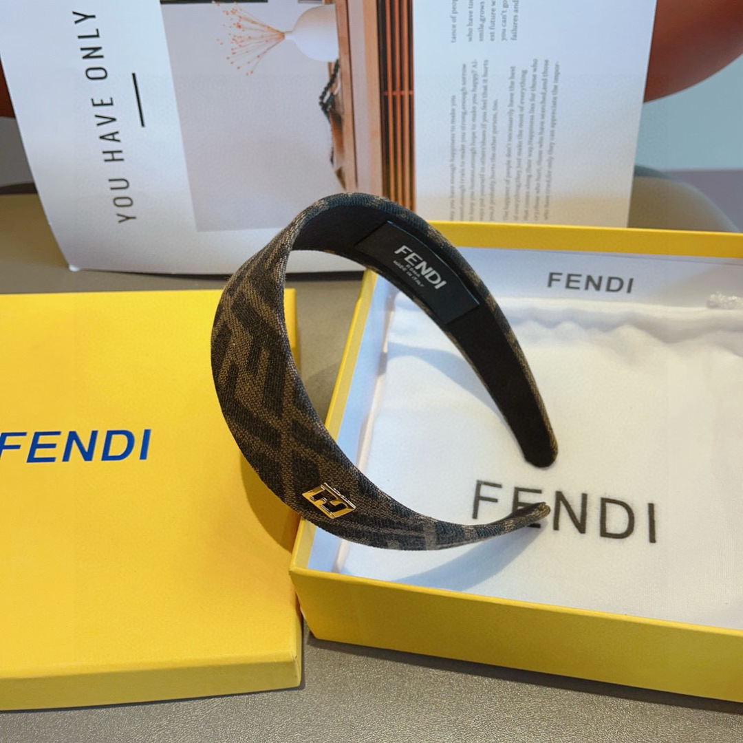 配包装
FENDI 芬迪 火爆新款发箍，复古头箍，简约百搭，潮女必备品，超级的高大上！