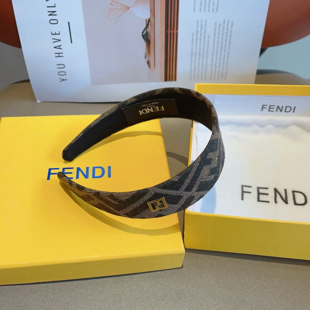 配包装
FENDI 芬迪 火爆新款发箍，复古头箍，简约百搭，潮女必备品，超级的高大上！