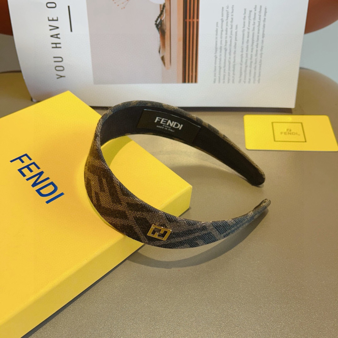 配包装
FENDI 芬迪 火爆新款发箍，复古头箍，简约百搭，潮女必备品，超级的高大上！