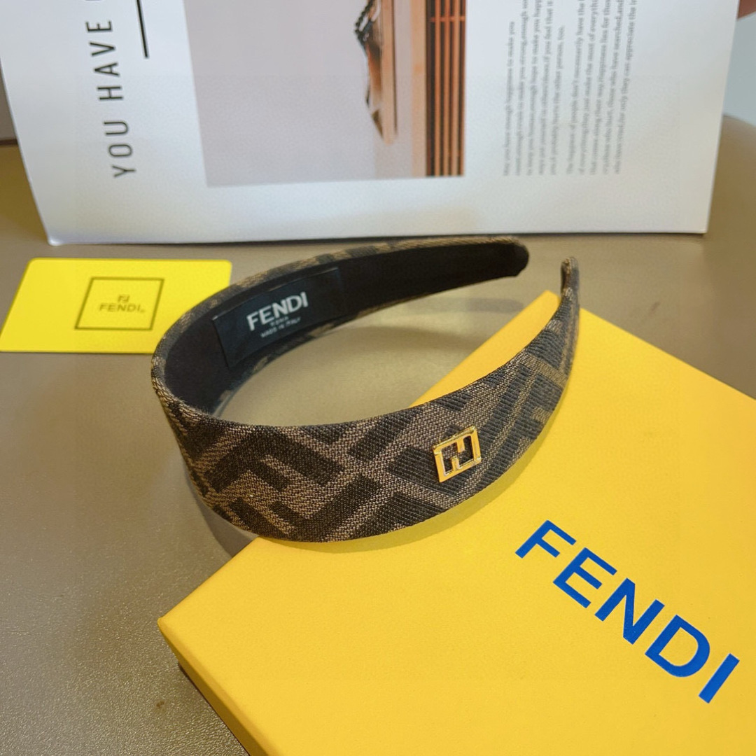 配包装
FENDI 芬迪 火爆新款发箍，复古头箍，简约百搭，潮女必备品，超级的高大上！