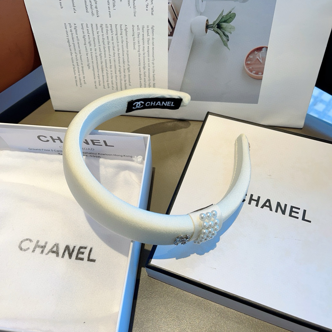 配包装
CHANEL（香奈儿）最新款小香发箍，香奶奶头箍，复古头箍，网红爆款推荐 超精致，时尚百搭！