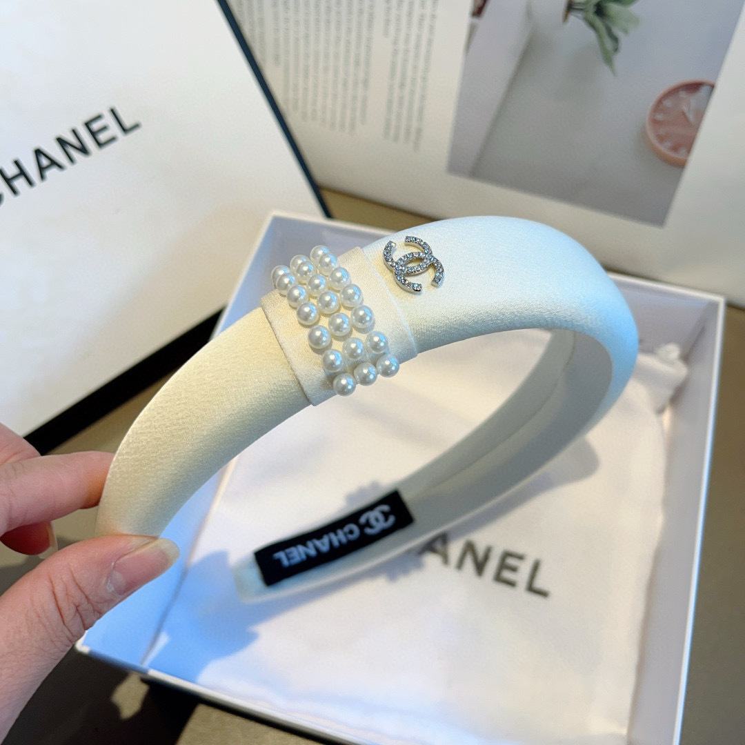 配包装
CHANEL（香奈儿）最新款小香发箍，香奶奶头箍，复古头箍，网红爆款推荐 超精致，时尚百搭！