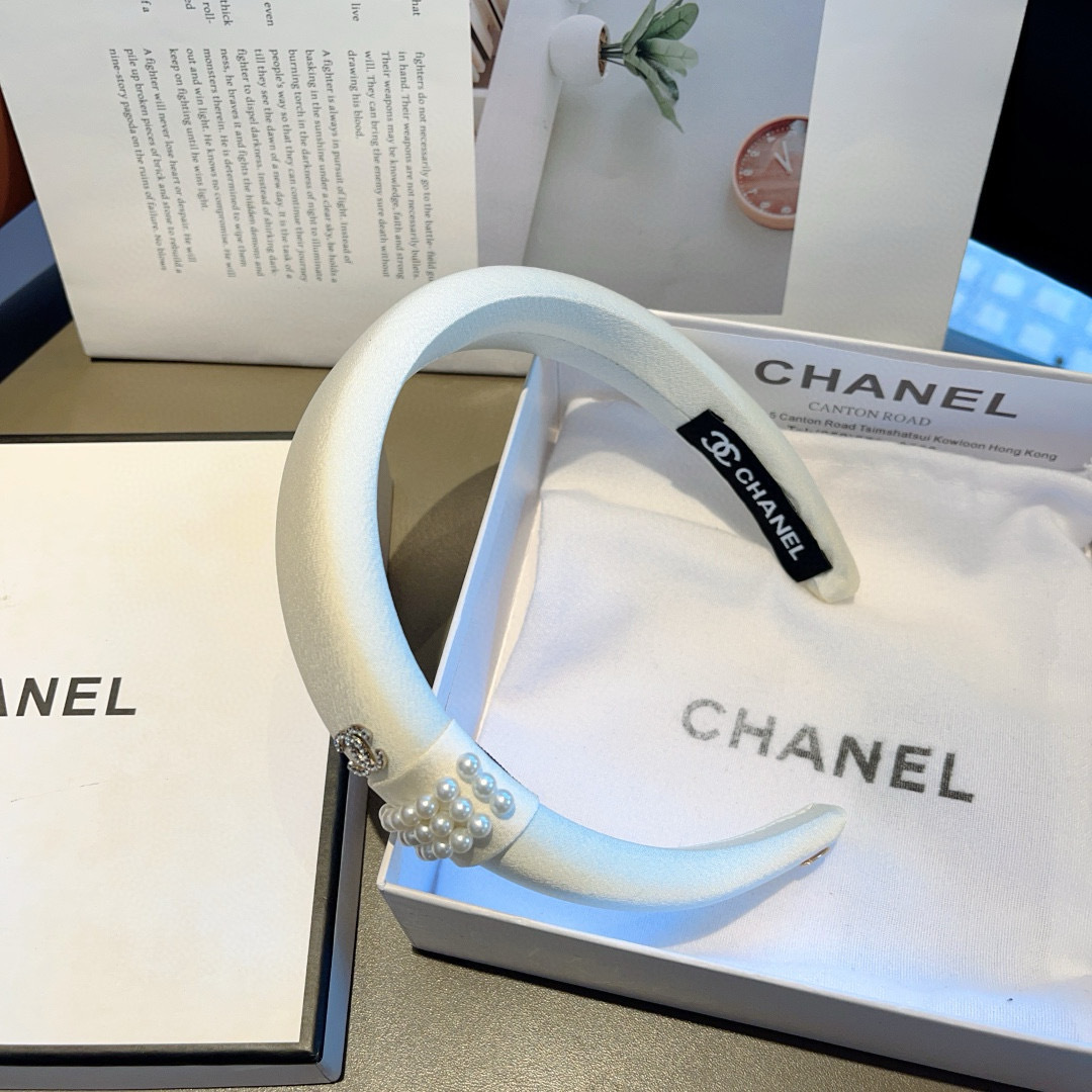 配包装
CHANEL（香奈儿）最新款小香发箍，香奶奶头箍，复古头箍，网红爆款推荐 超精致，时尚百搭！