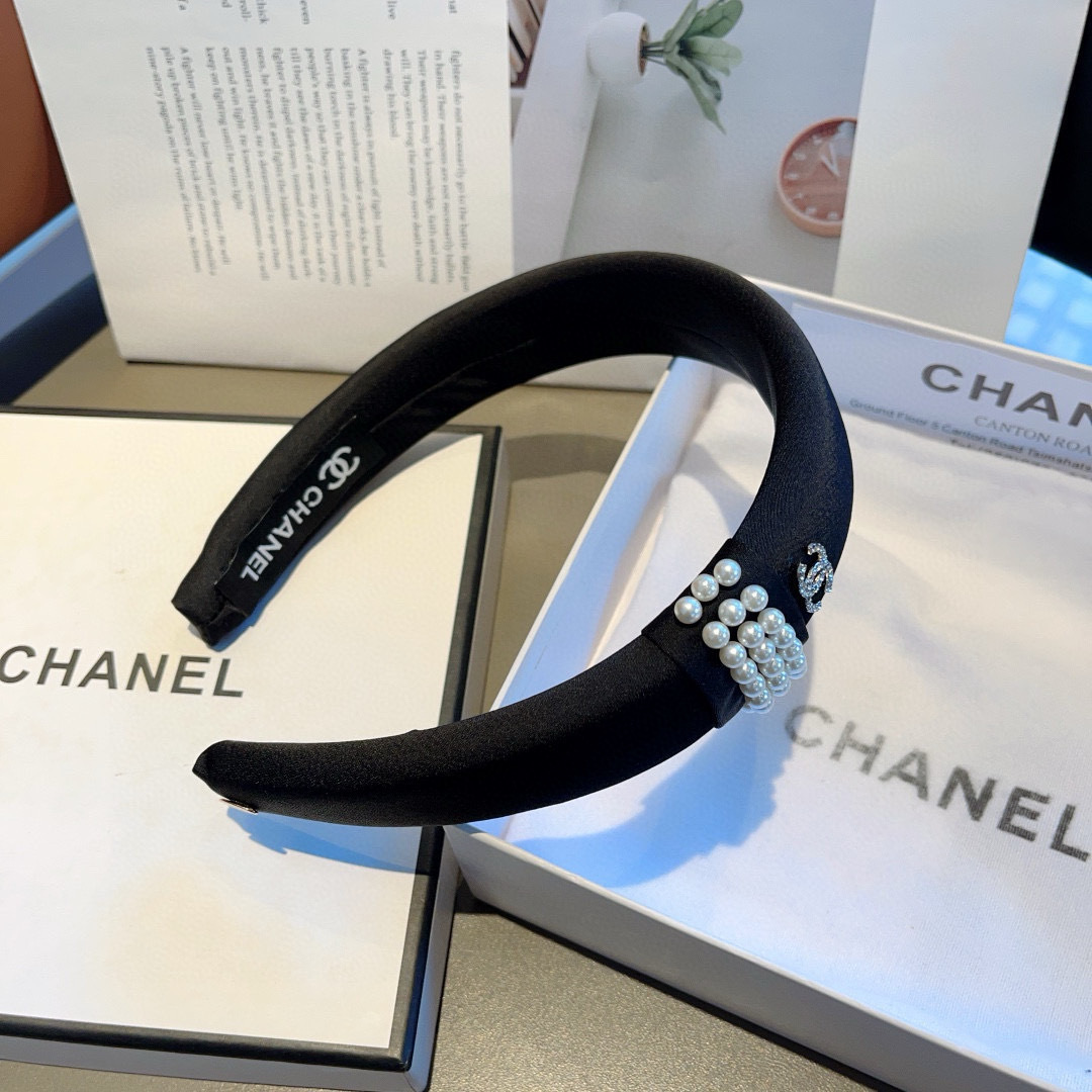 配包装
CHANEL（香奈儿）最新款小香发箍，香奶奶头箍，复古头箍，网红爆款推荐 超精致，时尚百搭！