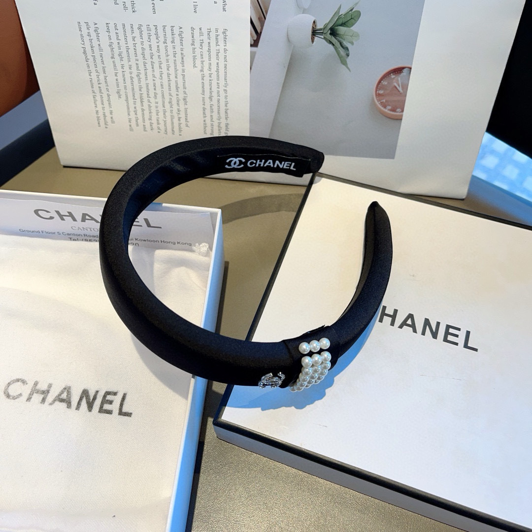 配包装
CHANEL（香奈儿）最新款小香发箍，香奶奶头箍，复古头箍，网红爆款推荐 超精致，时尚百搭！
