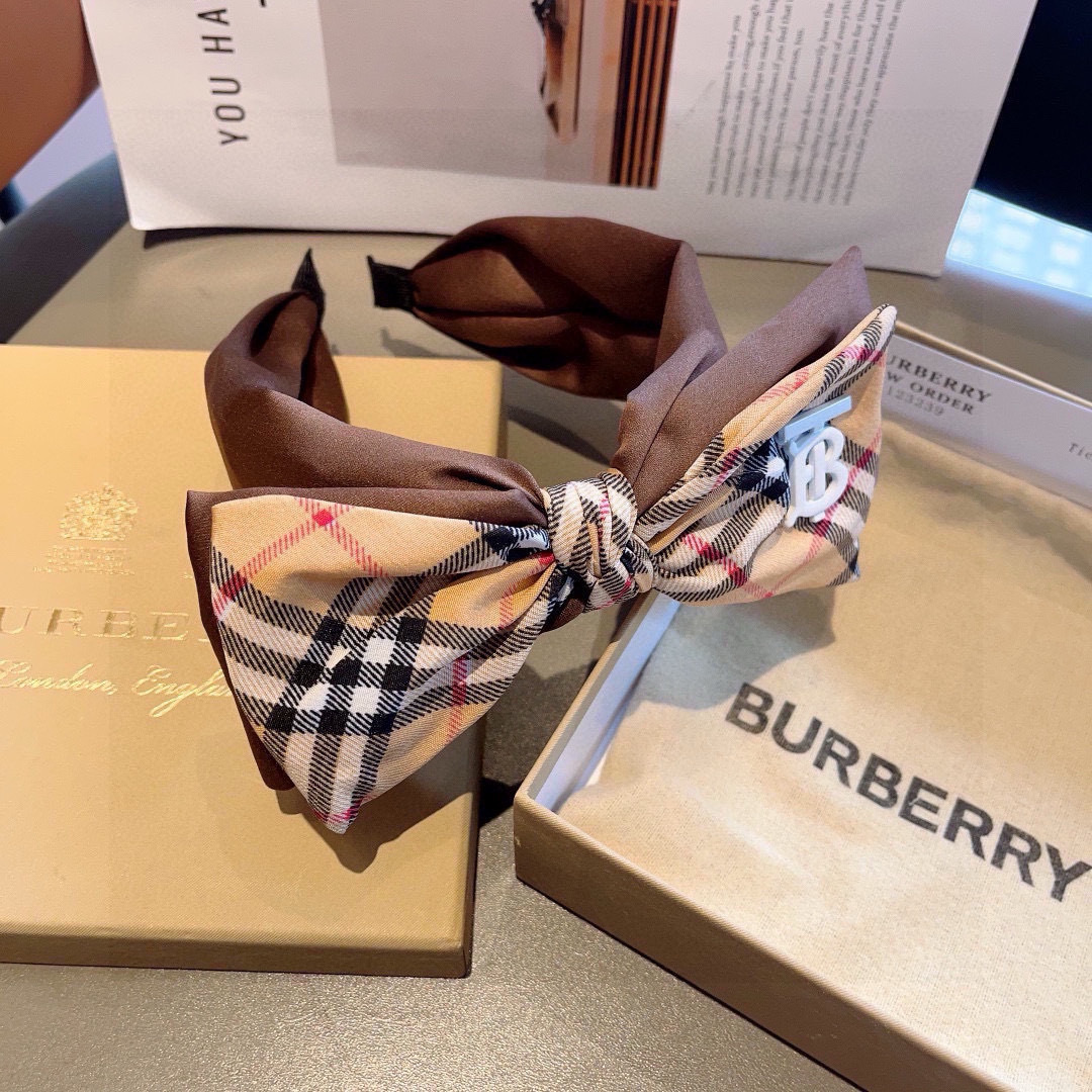 配包装
巴宝莉BURBERRY 新款高版本蝴蝶结发箍，客供面料 🎀细节全部实拍！非常耐看又百搭、适合各种