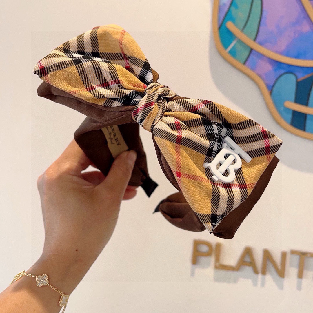 配包装
巴宝莉BURBERRY 新款高版本蝴蝶结发箍，客供面料 🎀细节全部实拍！非常耐看又百搭、适合各种