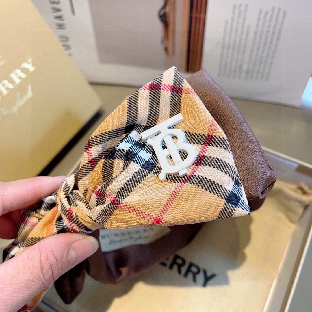 配包装
巴宝莉BURBERRY 新款高版本蝴蝶结发箍，客供面料 🎀细节全部实拍！非常耐看又百搭、适合各种