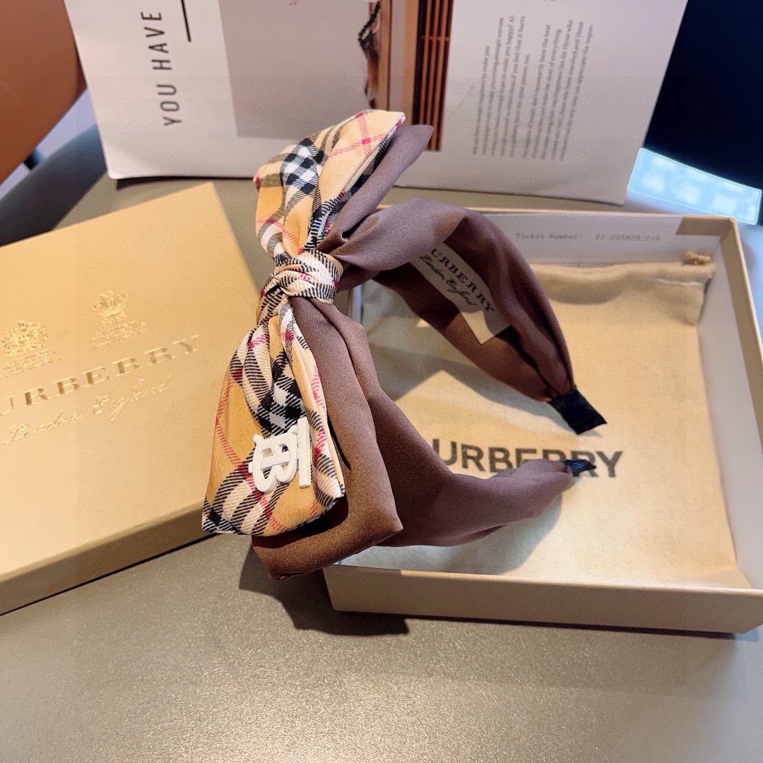 配包装
巴宝莉BURBERRY 新款高版本蝴蝶结发箍，客供面料 🎀细节全部实拍！非常耐看又百搭、适合各种