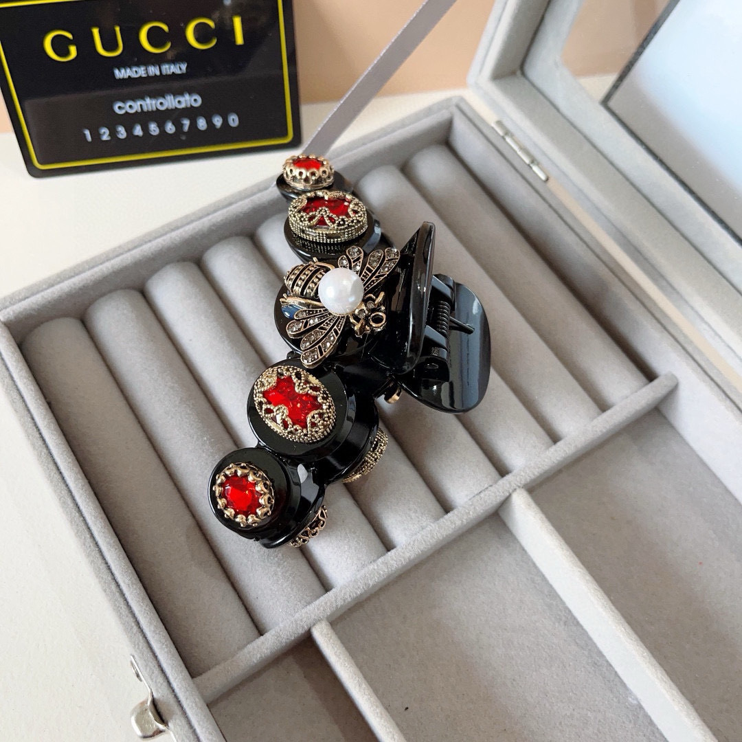 配包装
Gucci （古奇） 专柜新款发夹，经典甜美公主风 大牌高级感抓夹。超精致，转图必爆哈！网红爆款
