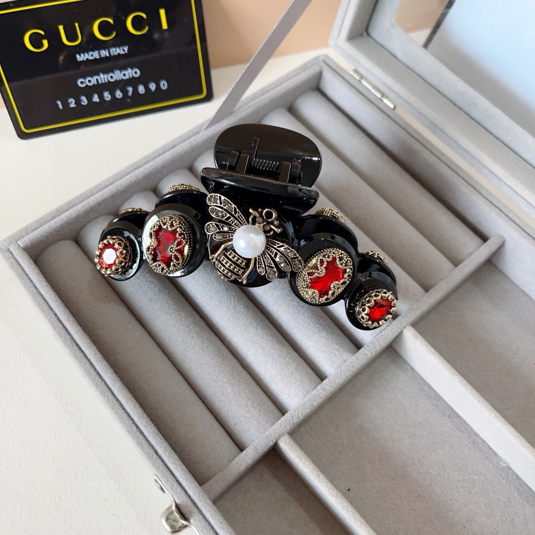 配包装
Gucci （古奇） 专柜新款发夹，经典甜美公主风 大牌高级感抓夹。超精致，转图必爆哈！网红爆款