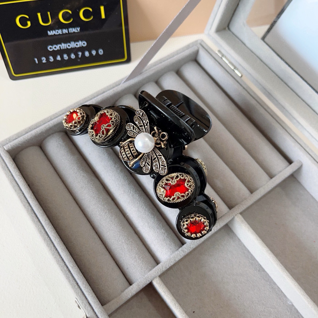配包装
Gucci （古奇） 专柜新款发夹，经典甜美公主风 大牌高级感抓夹。超精致，转图必爆哈！网红爆款