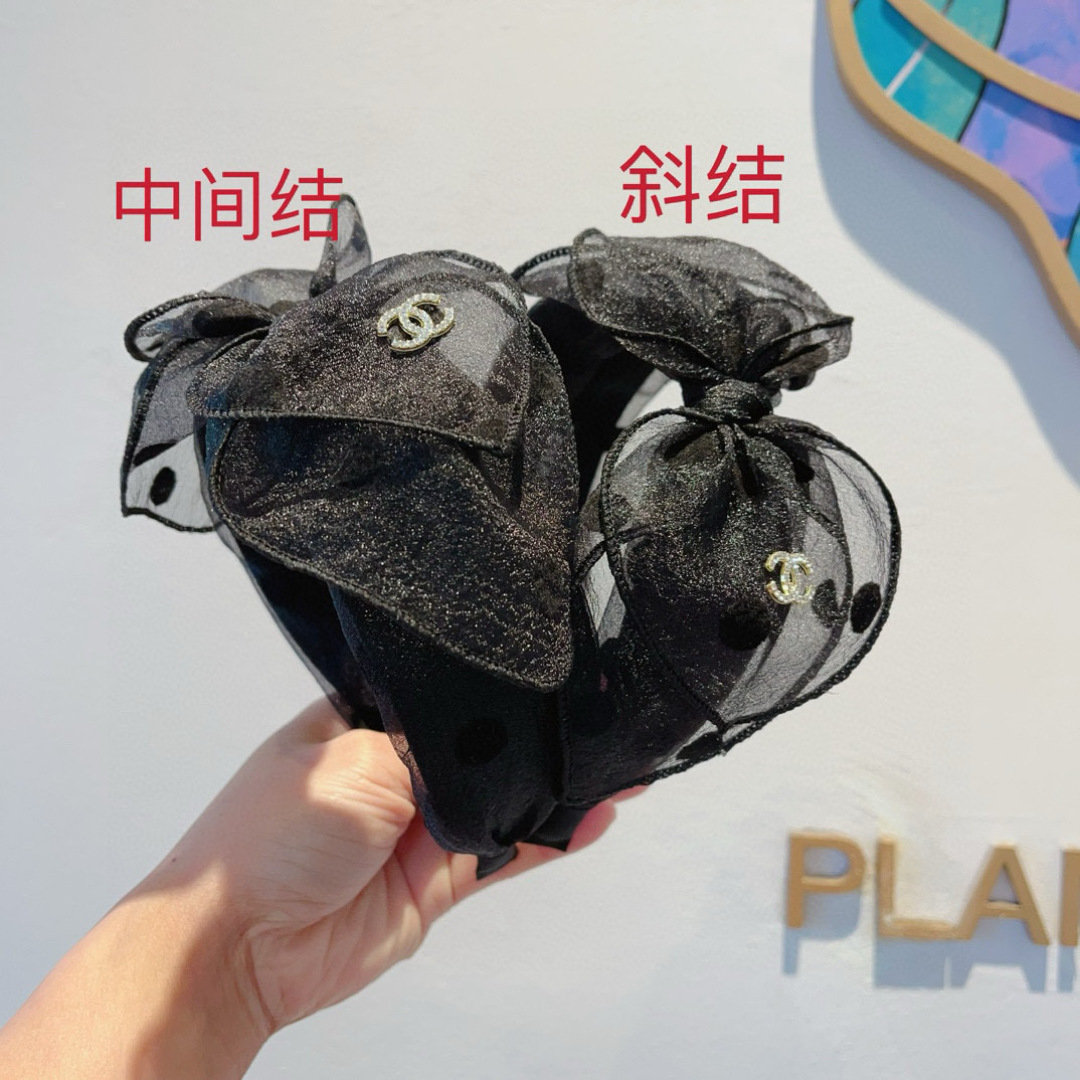配包装
CHANEL（香奈儿）最新款小香大蝴蝶结波点洋气发箍，复古气质网纱头箍，网红爆款推荐 搭配高端材