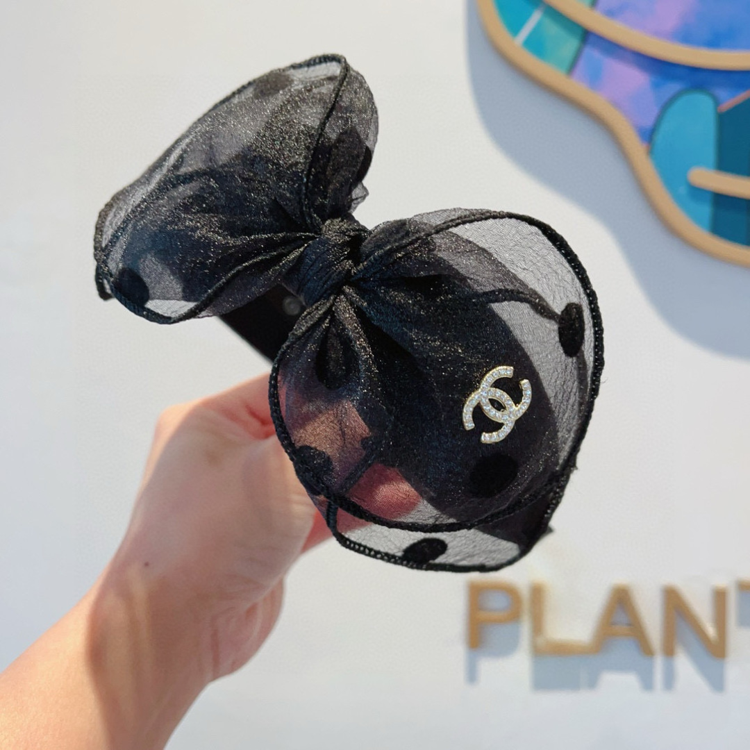 配包装
CHANEL（香奈儿）最新款小香大蝴蝶结波点洋气发箍，复古气质网纱头箍，网红爆款推荐 搭配高端材