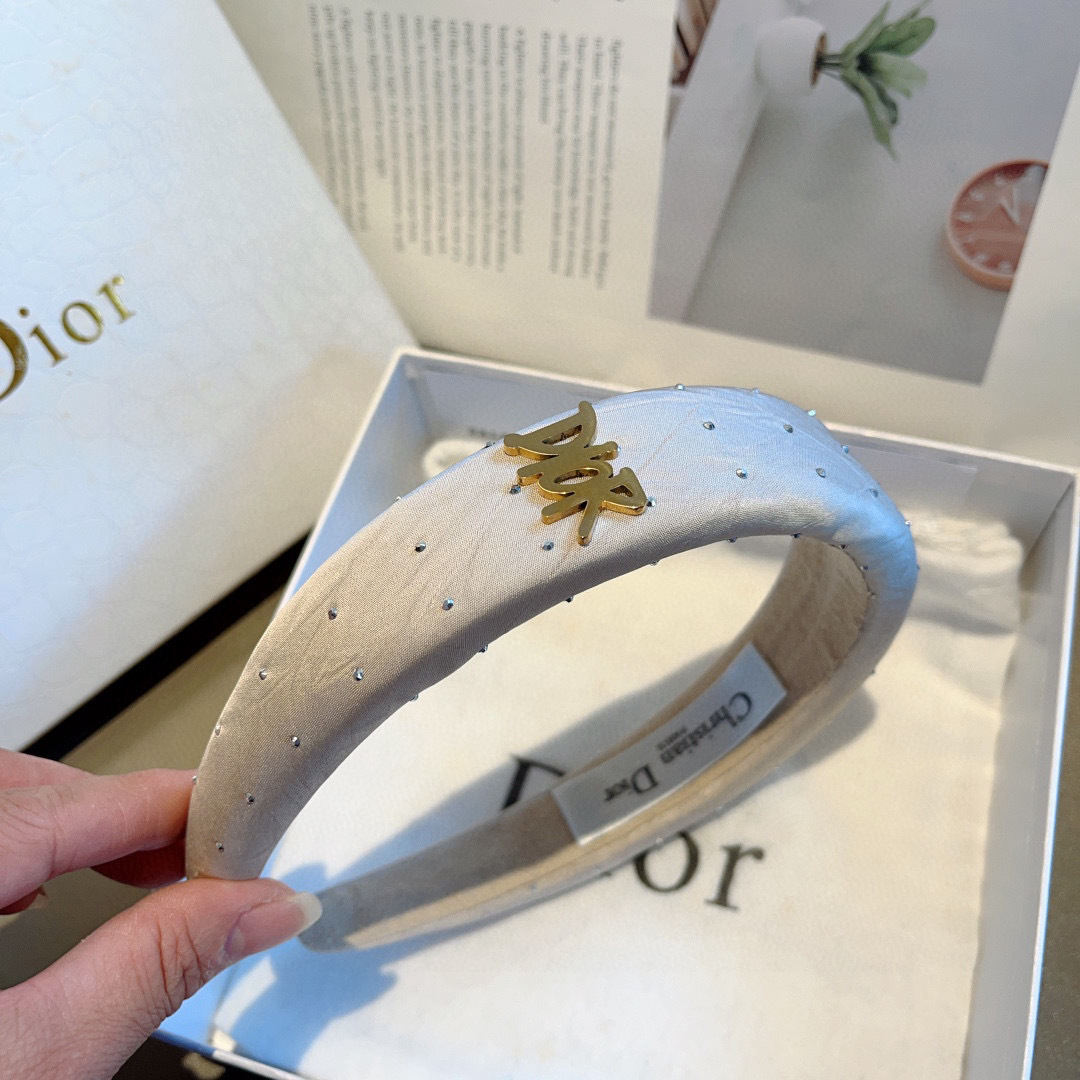 配包装
Dior（迪奥） 火爆新款D字母真丝宽版发箍,专柜品质 让你的魅力绽放 清新淑女范让时尚更简单。
