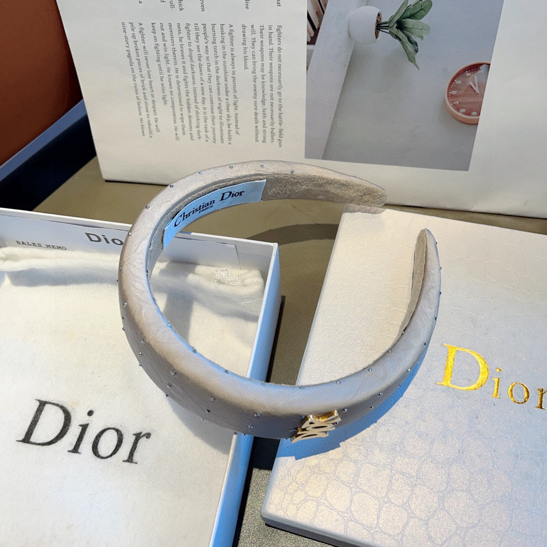 配包装
Dior（迪奥） 火爆新款D字母真丝宽版发箍,专柜品质 让你的魅力绽放 清新淑女范让时尚更简单。