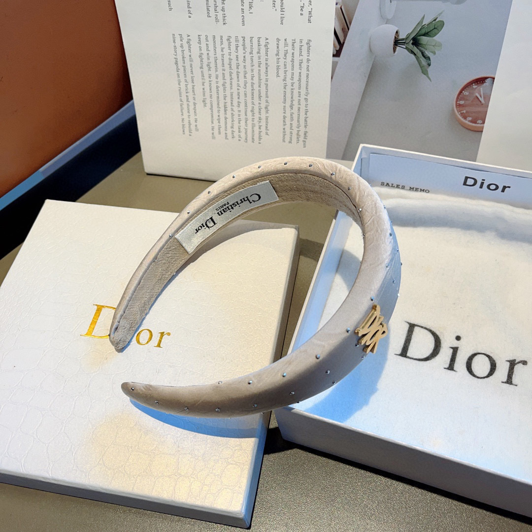 配包装
Dior（迪奥） 火爆新款D字母真丝宽版发箍,专柜品质 让你的魅力绽放 清新淑女范让时尚更简单。
