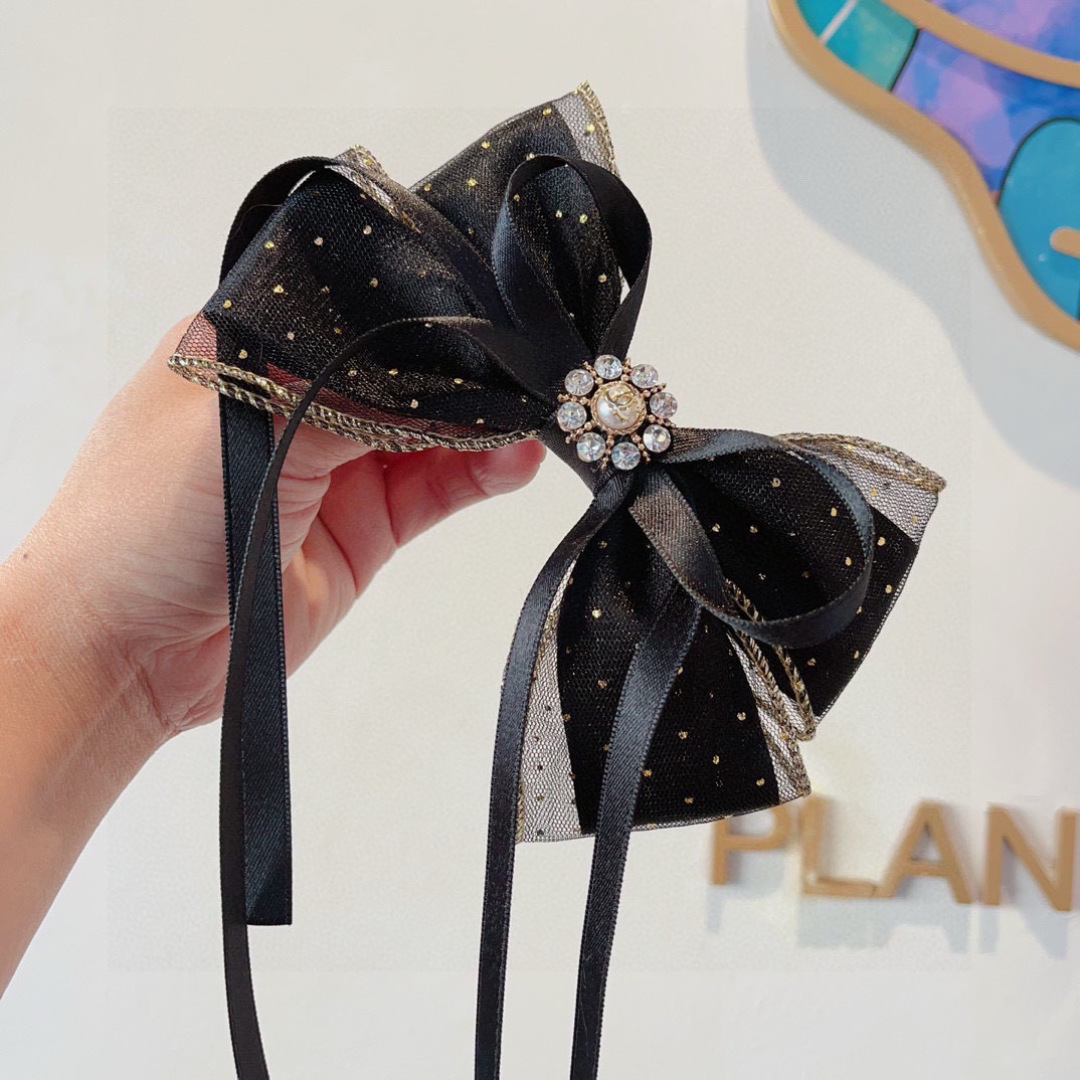 配包装
CHANEL （香奈儿）明星同款蝴蝶结抓夹发夹 弹弓夹 网红推荐款♥ 复古蝴蝶结款，超级百搭哦！