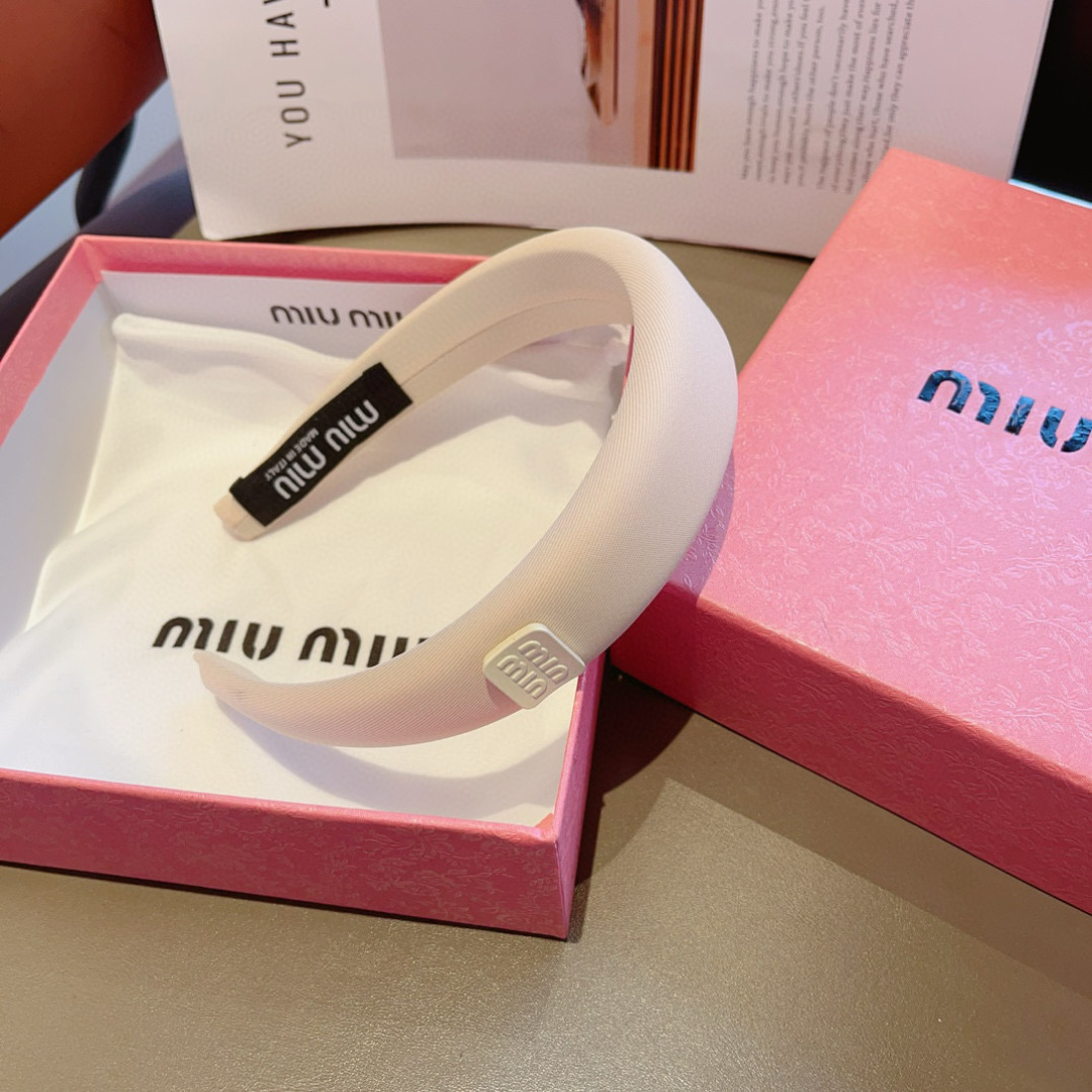 配包装
MIUMIU（缪缪）新款甜美字母手工制作发箍，少女感简约百搭头箍、潮女必备品，超级的高大上！
