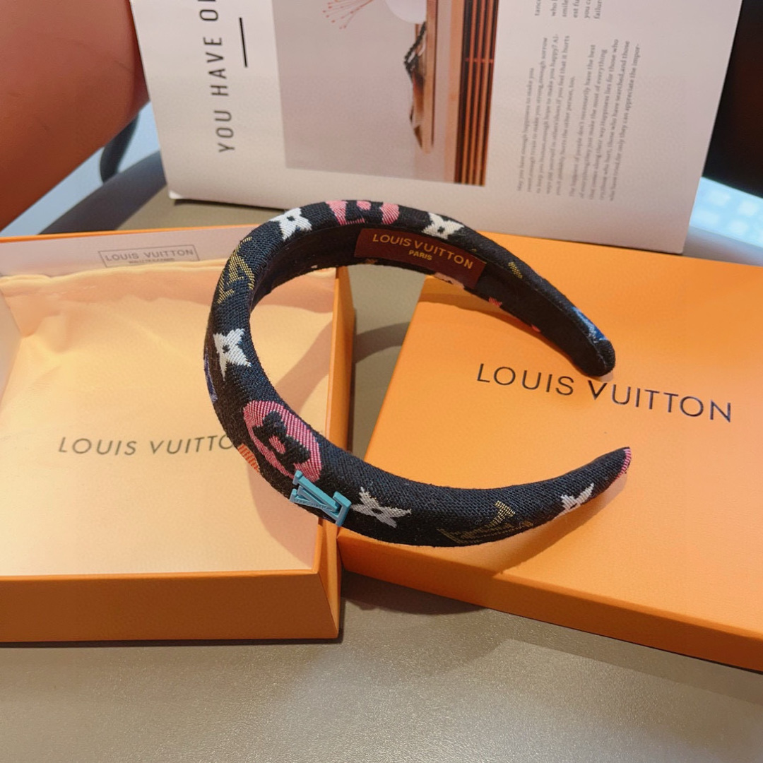 配包装
LV 路易威登 涂鸦火爆新款发箍，时尚可爱宽边头箍，专柜最新款来袭💕时尚百搭，女神必入  ！